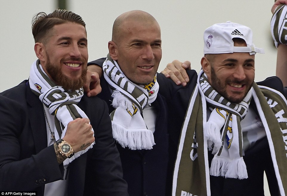Zidane trẻ trung kh&ocirc;ng k&eacute;m c&aacute;c học tr&ograve;.
