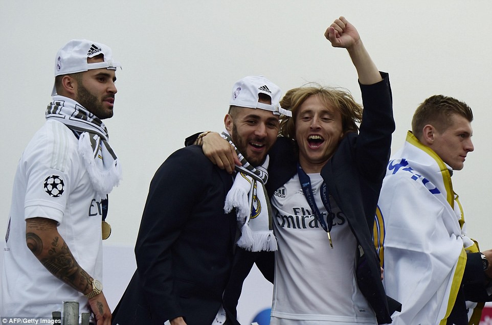 Karim Benzema v&agrave; Luka Modric hạnh ph&uacute;c trong chiến thắng.
