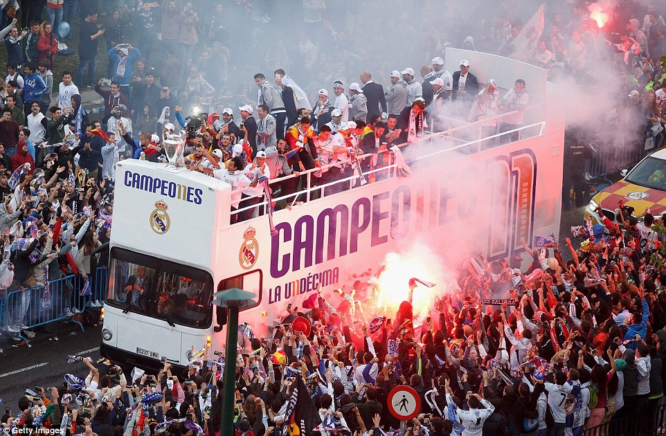 Chiếc xe bu&yacute;t dường như c&agrave;ng đẹp hơn trong v&ograve;ng v&acirc;y của người Madrid.