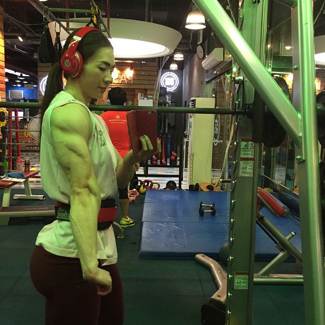 Yeon Woo Jhi trong ph&ograve;ng gym.