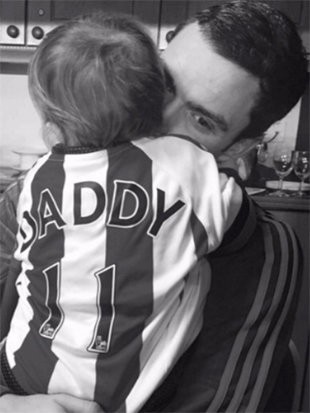 Hình ảnh g&acirc;y xúc đ&ocirc;̣ng của Adam Johnson và con gái.