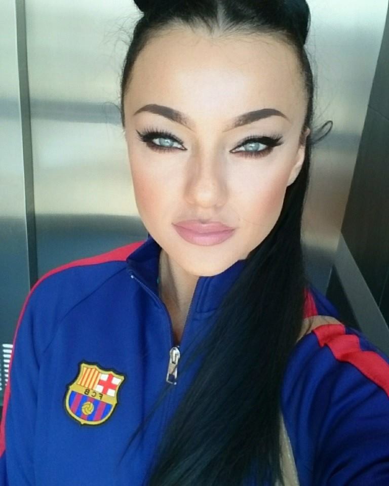 Si&ecirc;u mẫu Kasia Halela trong chiếc &aacute;o Barca.