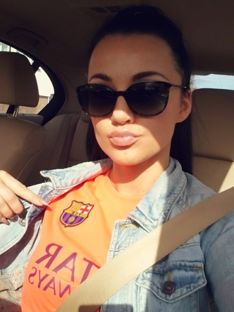 Kasia c&oacute; rất nhiều &aacute;o mang logo của đội b&oacute;ng xứ Catalan.