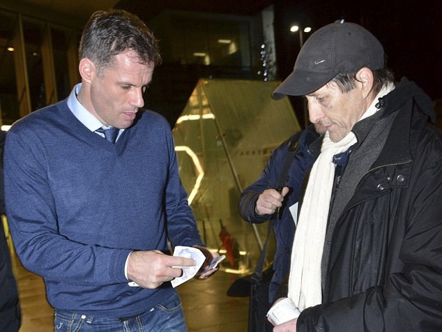 Carragher đ&oacute;ng g&oacute;p cho quỹ từ thiện.