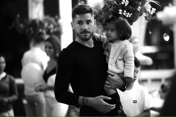 Javi Garcia v&agrave; con g&aacute;i Amalia hơn 2 tuổi.