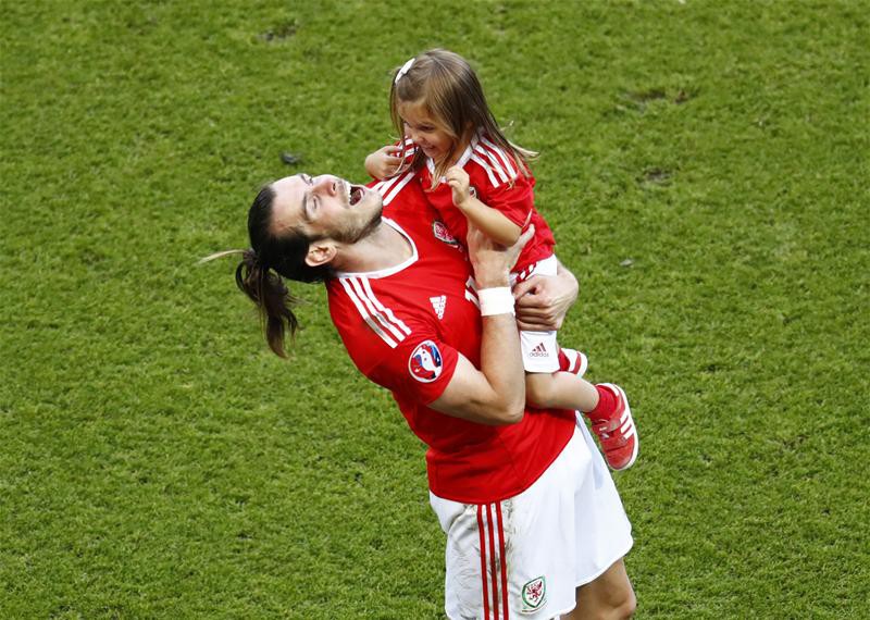 Gareth Bale đầy hạnh ph&uacute;c b&ecirc;n con g&aacute;i Alba Violet.
