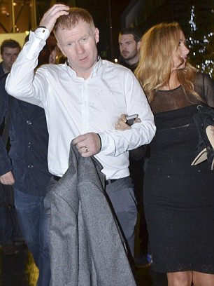 Paul Scholes dẫn vợ đi dự tiệc.