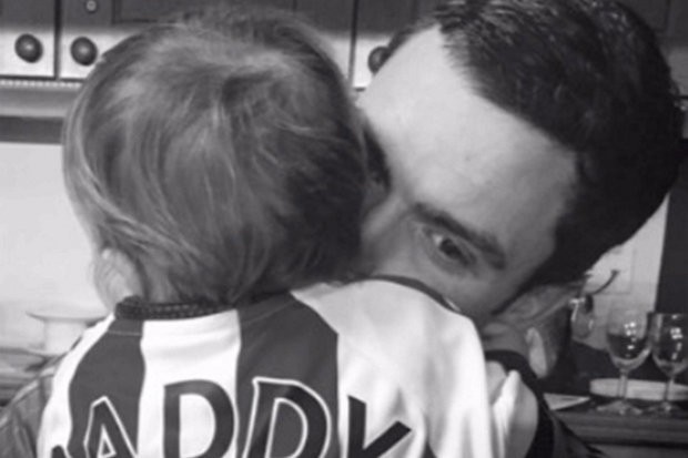 Adam Johnson tạm biệt con gái trước khi ngồi tù