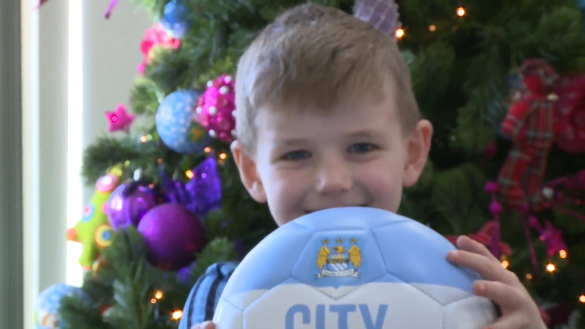 Aguero chơi bi lắc với bệnh nhi