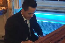 Alexis Sanchez trổ tài piano điệu nghệ