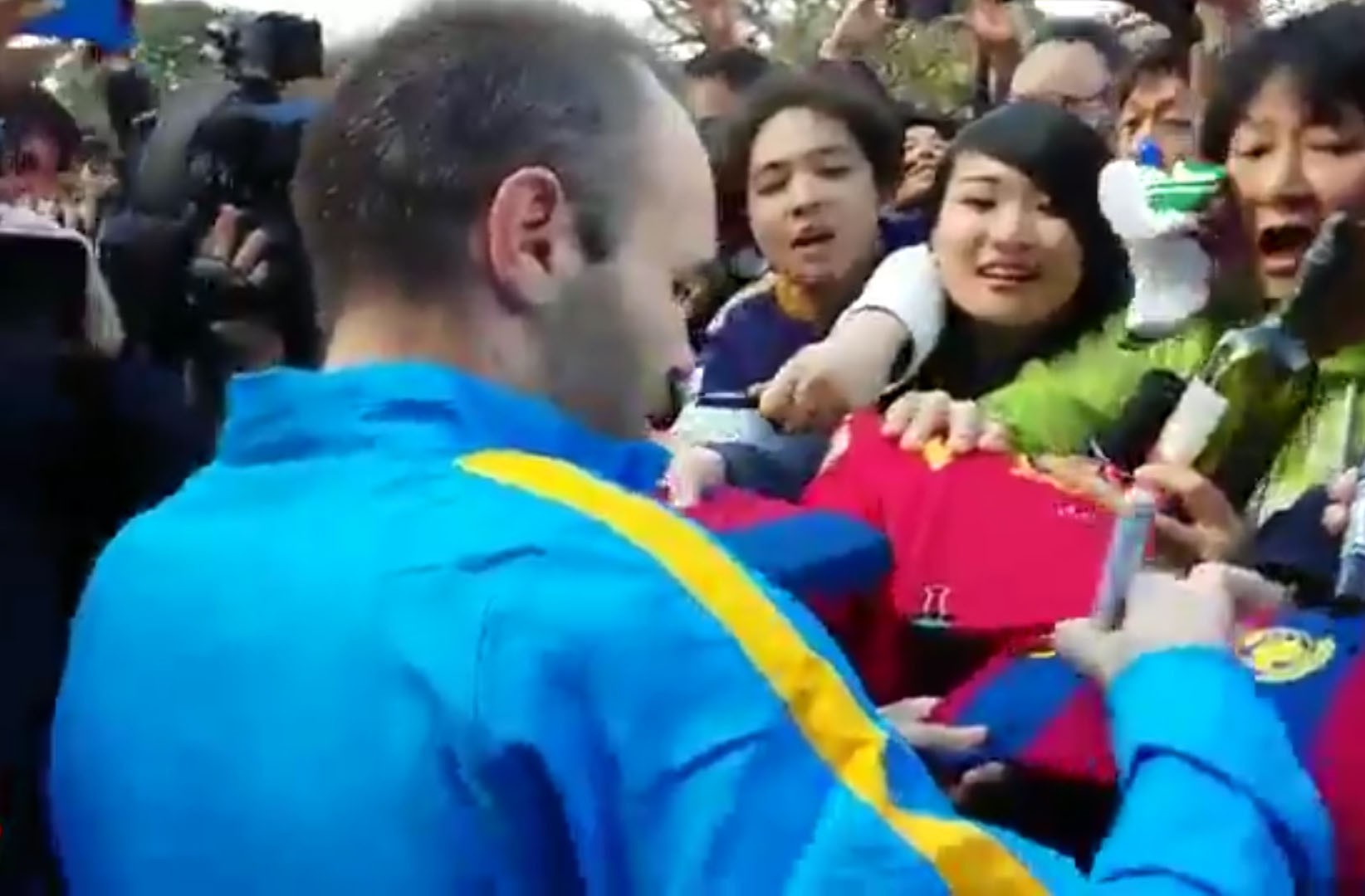 Andres Iniesta khiến fan Nhật phát cuồng