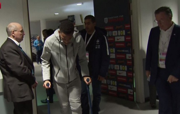 Anthony Martial đeo nạng rời sân, M.U "đau nhói"