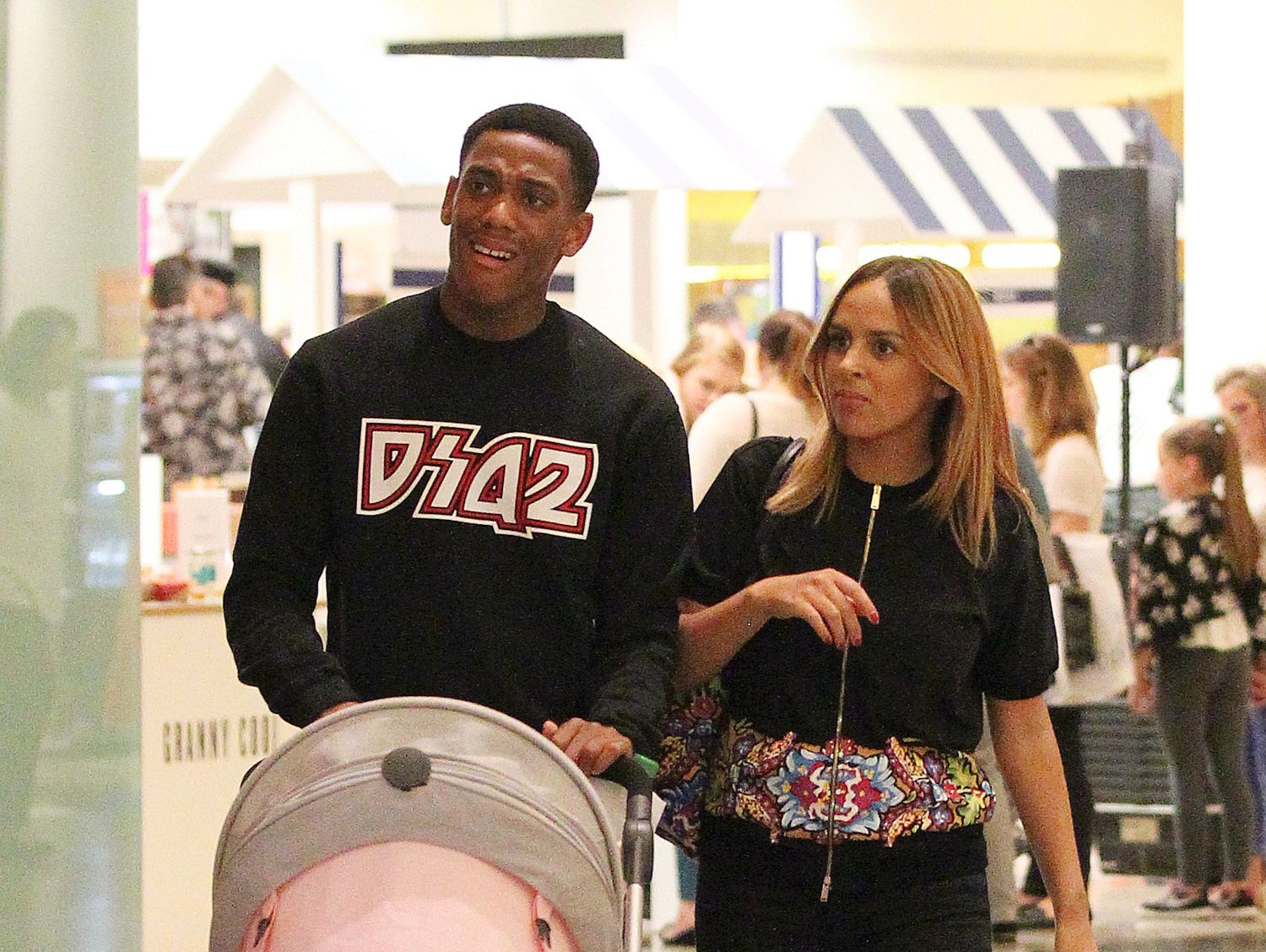 Anthony Martial lừa vợ, sang Paris hú hí với tình nhân