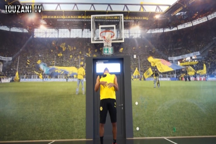 Aubameyang khoe kỹ năng bóng, chơi DJ và hát rap cực đỉnh