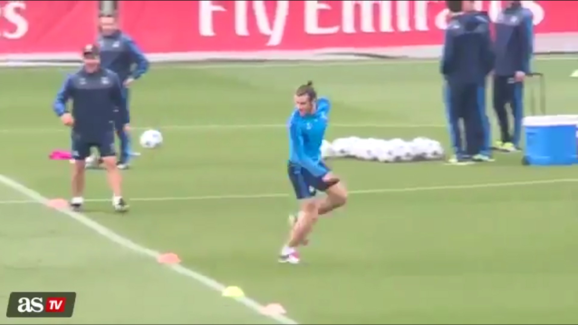 Bale chuyền bóng giống hệt Ronaldo