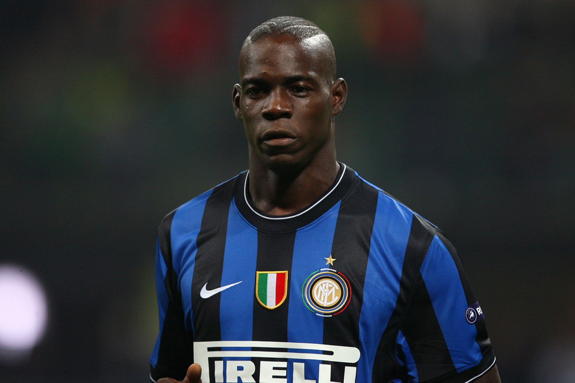 Balotelli đi tiểu vào giày của đồng đội