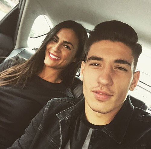 Bạn gái Hector Bellerin đến tận Nou Camp cổ vũ cho Arsenal