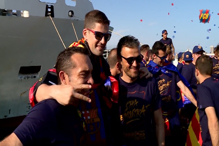Barca "quậy" tưng bừng trong ngày diễu hành khoe Cúp