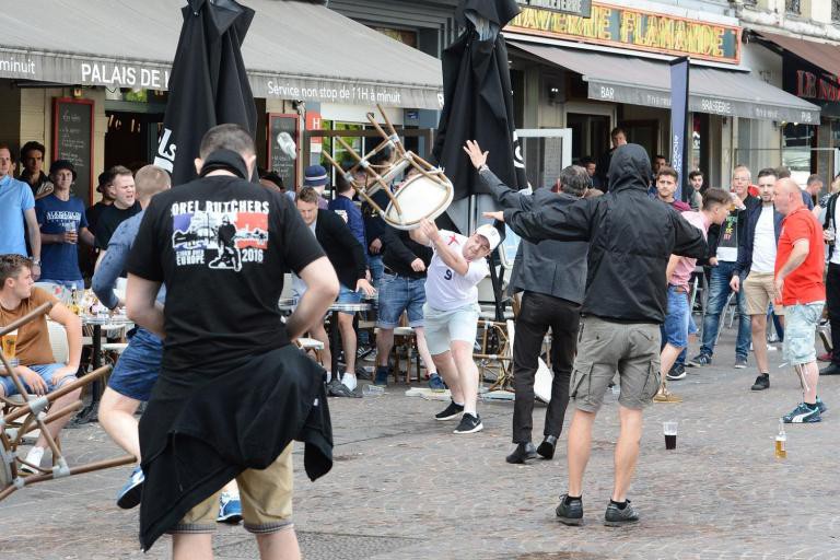 Bất chấp UEFA cấm, hooligan Nga vẫn tấn công CĐV Anh