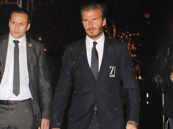 Beckham dẫn đầu đo&agrave;n Cựu danh thủ tham gia bữa tiệc.
