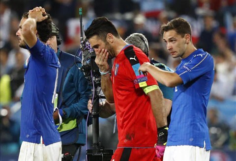 Gương mặt Buffon tỏ r&otilde; sự thất vọng khi để thua Ba lan.