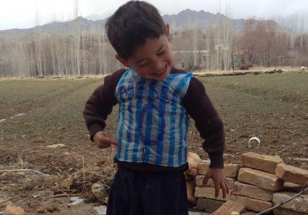 Cậu bé Afghanistan và chiếc áo Messi bằng túi nhựa