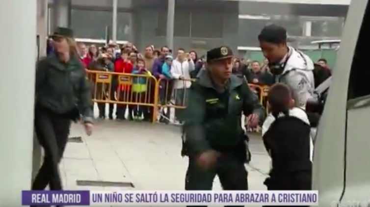 Cậu bé vượt rào an ninh an ủi Ronaldo