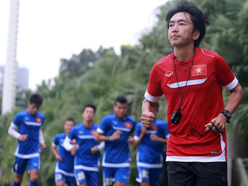 Lăng kính Văn Quyến: HLV Miura nên học thầy Calisto