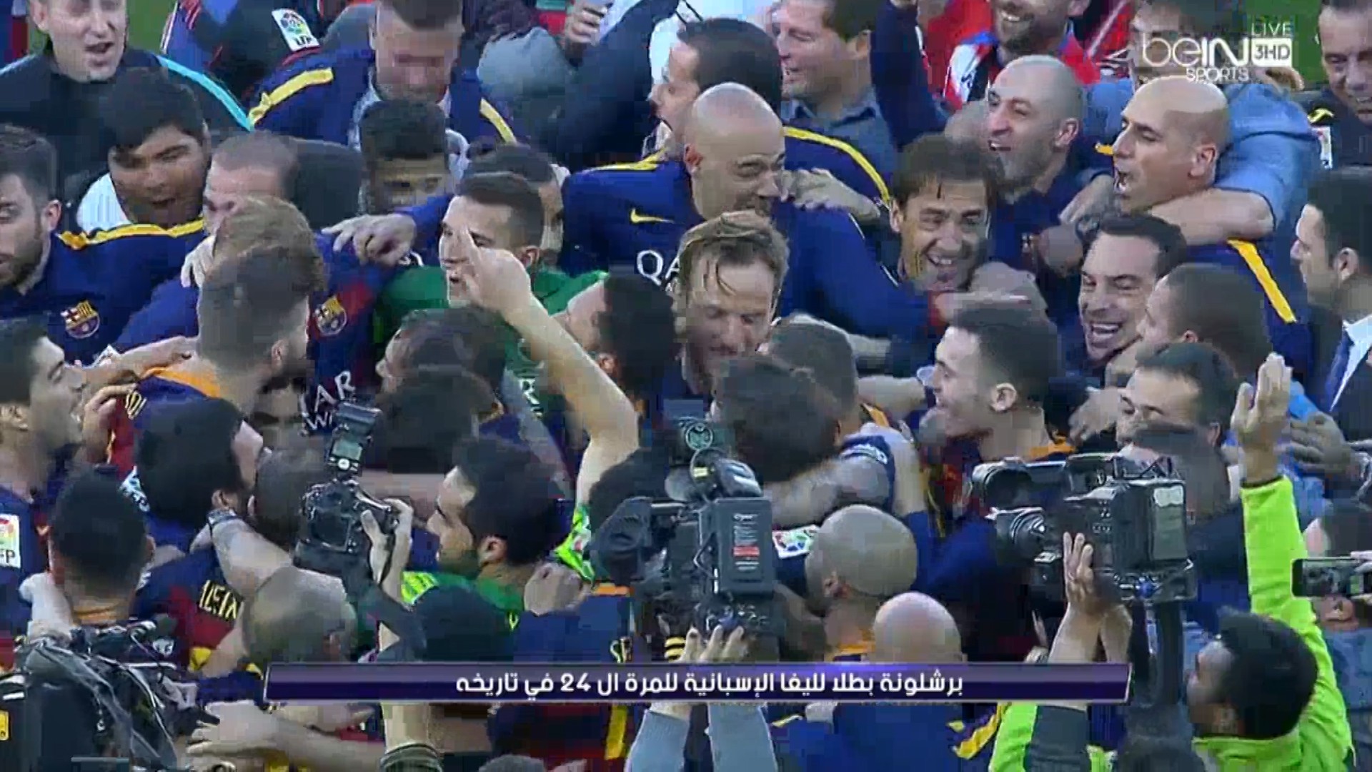 CĐV như "ong vỡ tổ" tràn xuống sân chúc mừng Barca