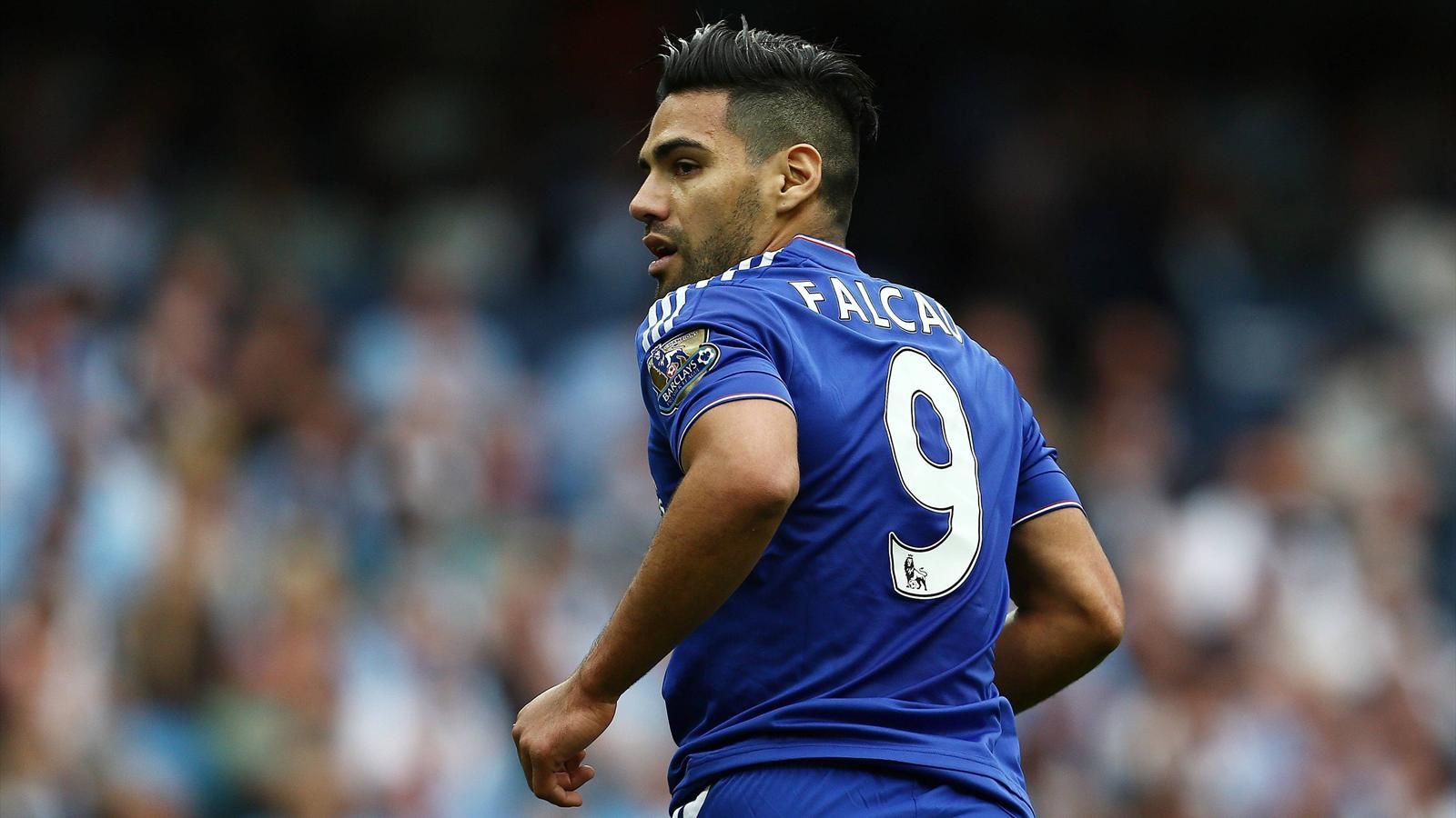 Choáng với số tiền Chelsea bỏ ra “nuôi” Falcao“