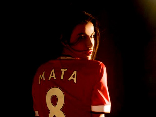 Cô đào TBN động viên Juan Mata