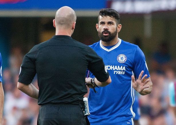 Diego Costa vào bóng ghê rợn, suýt gãy đôi chân thủ môn West Ham