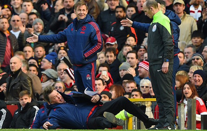 Cư dân mạng hò nhau chế ảnh Van Gaal ngã
