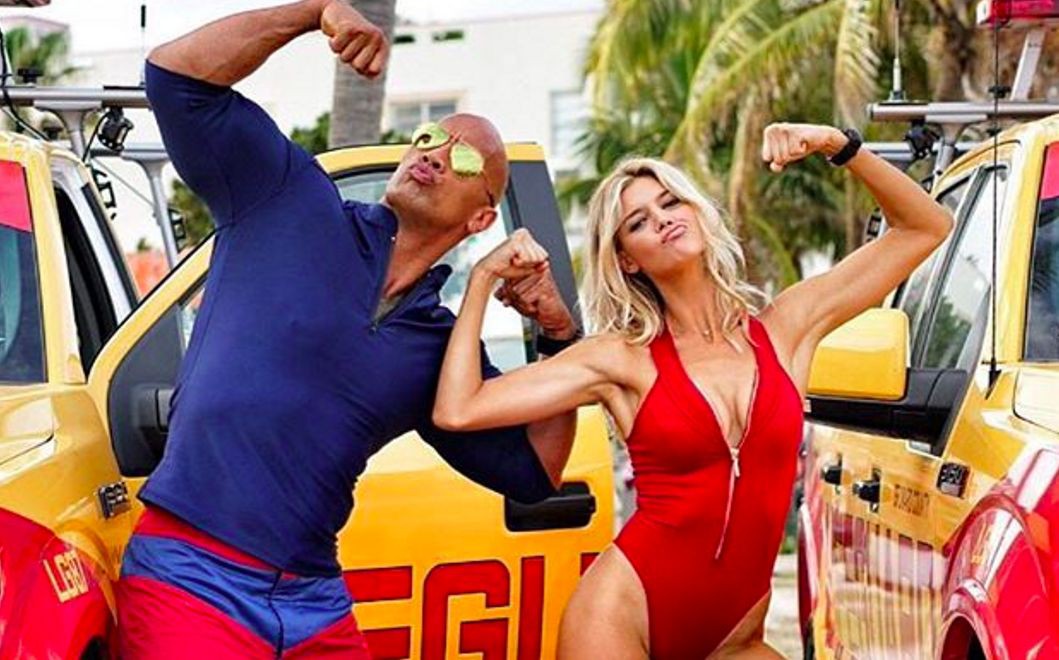 Kelly Rohrbach tạo d&aacute;ng kh&oacute; đỡ c&ugrave;ng nam diễn vi&ecirc;n Dwayne Johnson.
