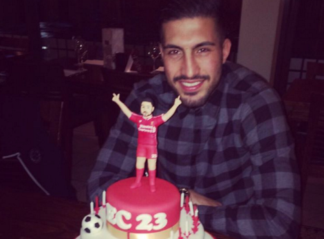 Emre Can khoe bánh sinh nhật ấn tượng