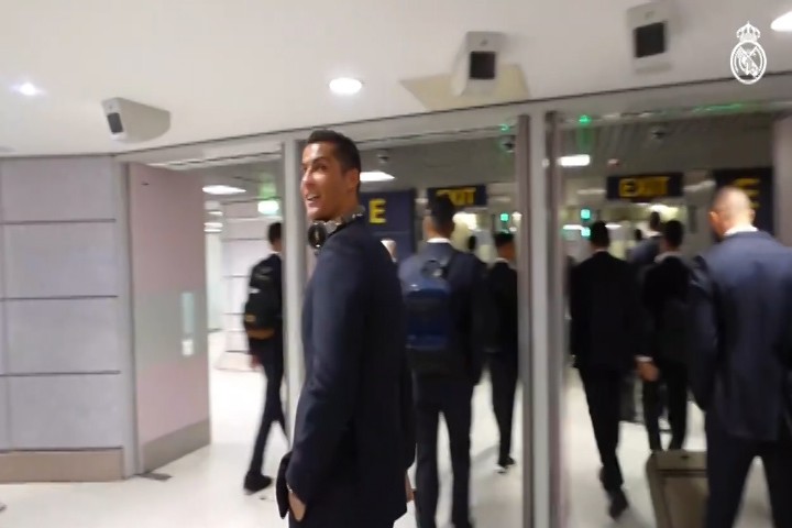 CĐV phấn khích khi nhìn thấy Ronaldo đặt chân đến Anh