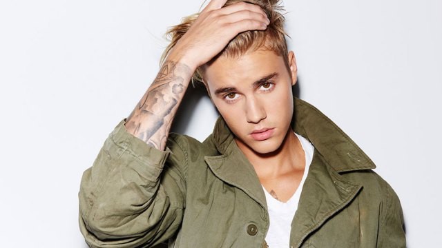 Fan phát cuồng khi Justin Bieber ở trần tâng bóng