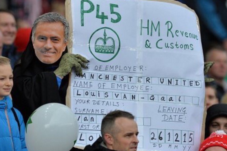 CĐV Stoke chế giễu Van Gaal