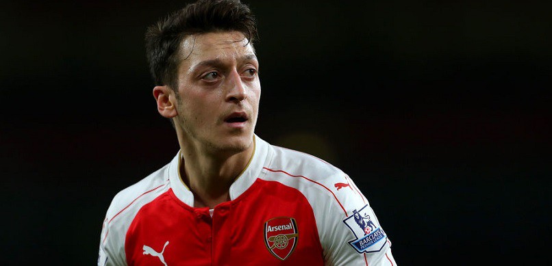 Mesut Oezil đòi tăng lương