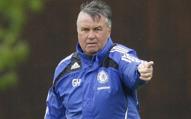 Hiddink nổi giận với CĐV Chelsea vì “tấn công” cầu thủ Man City