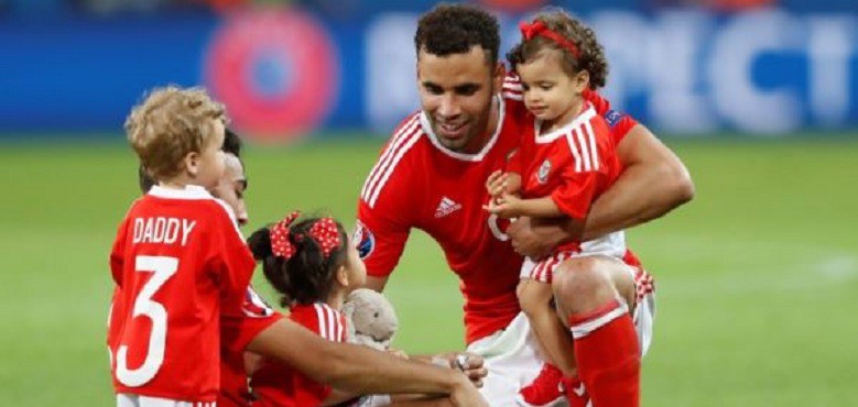 UEFA cấm xứ Wales đưa trẻ nhỏ xuống sân