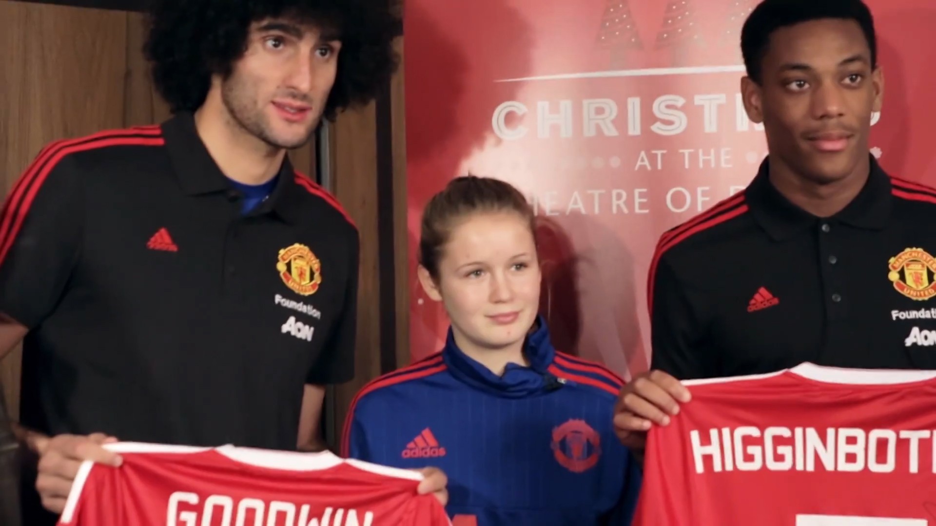 Martial và Felaini gây bất ngờ cho nữ học viên bóng đá