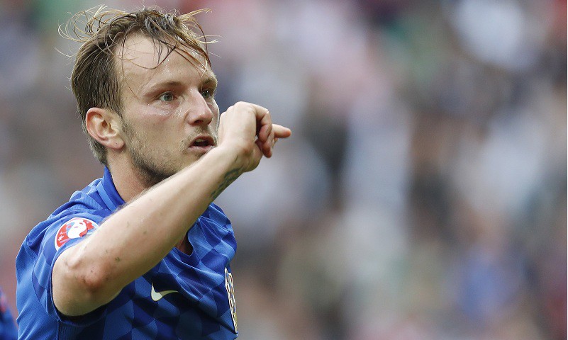 Rakitic gây chiến Ronaldo