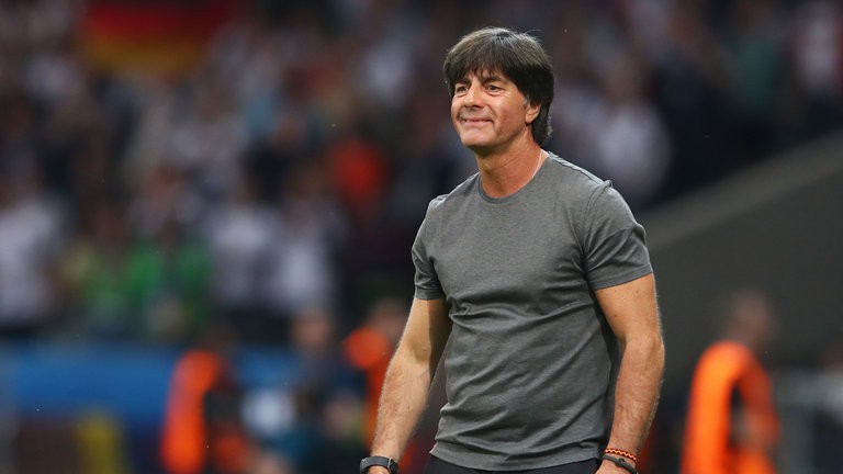 Joachim Loew lên tiếng xin lỗi sau hành động thò tay vào quần
