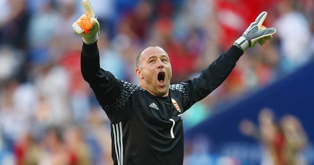Thủ thành U.40 Gabor Kiraly gây sốt với pha xử lý độc đáo