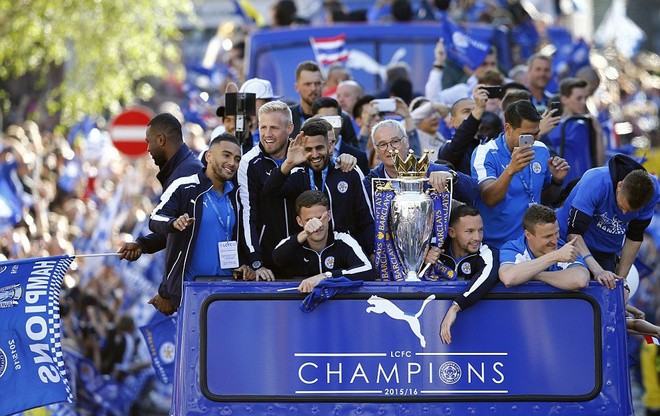 Leicester bị CĐV vây kín trong ngày diễu hành mừng chức Vô địch