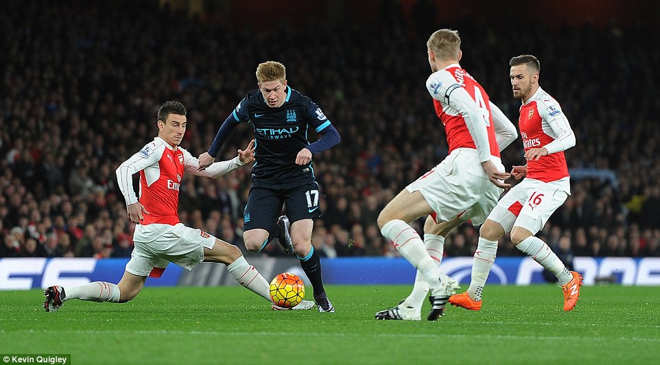 Arsenal đang có "cơ hội vàng ròng" để lên ngôi Vua