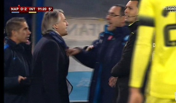 Ljajic ghi bàn, Sarri và Mancini lao ra cãi nhau