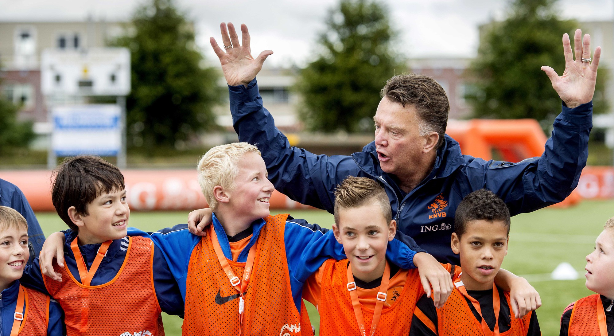 Louis van Gaal: Kính già, yêu trẻ, thương phụ nữ