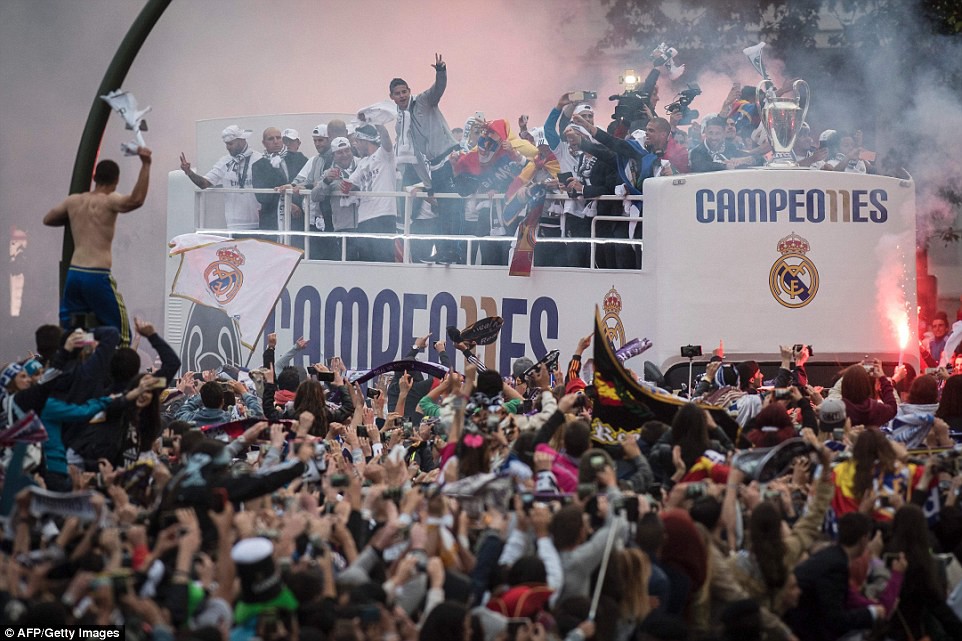 Cuộc diễu hành khoe Cúp đầy cảm xúc của Real Madrid